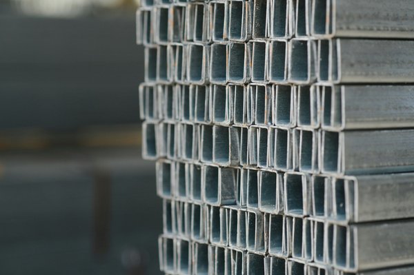Tout savoir sur le tube acier carré : qualité et utilisation